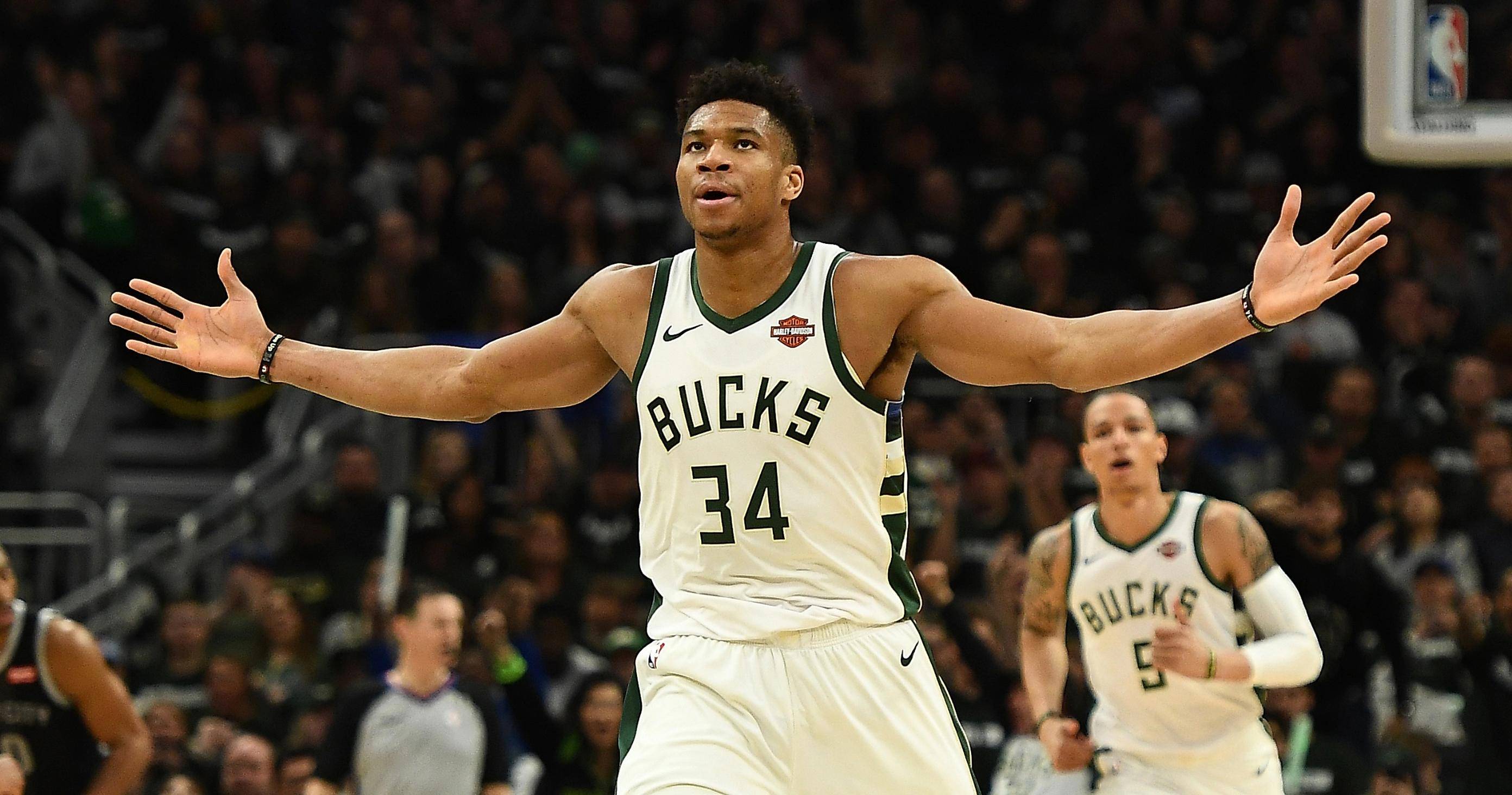 姆巴佩祝贺阿什拉夫获得非洲足球先生：我的兄弟，非洲之王（姆巴佩为阿什拉夫加冕非洲足球先生送上祝福：我的兄弟，非洲之王）