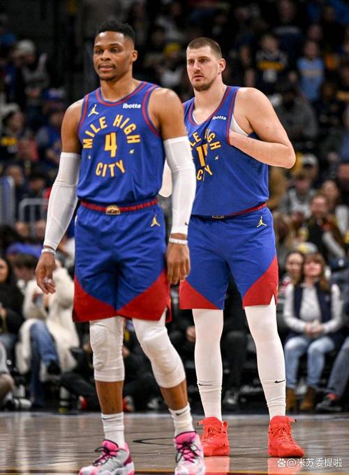 黄蜂主帅谈三球何时解除时间限制：看背靠背比赛后的恢复情况（黄蜂主帅：三球出场时间何时放开取决于背靠背赛后恢复）