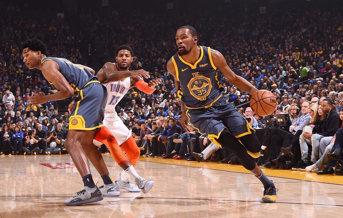 湖人美女球迷凭借火辣身材迅速走红网络！还被现场摄影师偷拍（湖人女球迷因惹火身材火速爆红网络，现场摄影师频频抓拍）