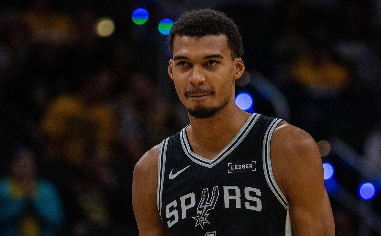 上半场太拉！唐斯14中6空砍24分8篮板3助攻（上半场状态不佳！唐斯14投6中空砍24分8板3助）