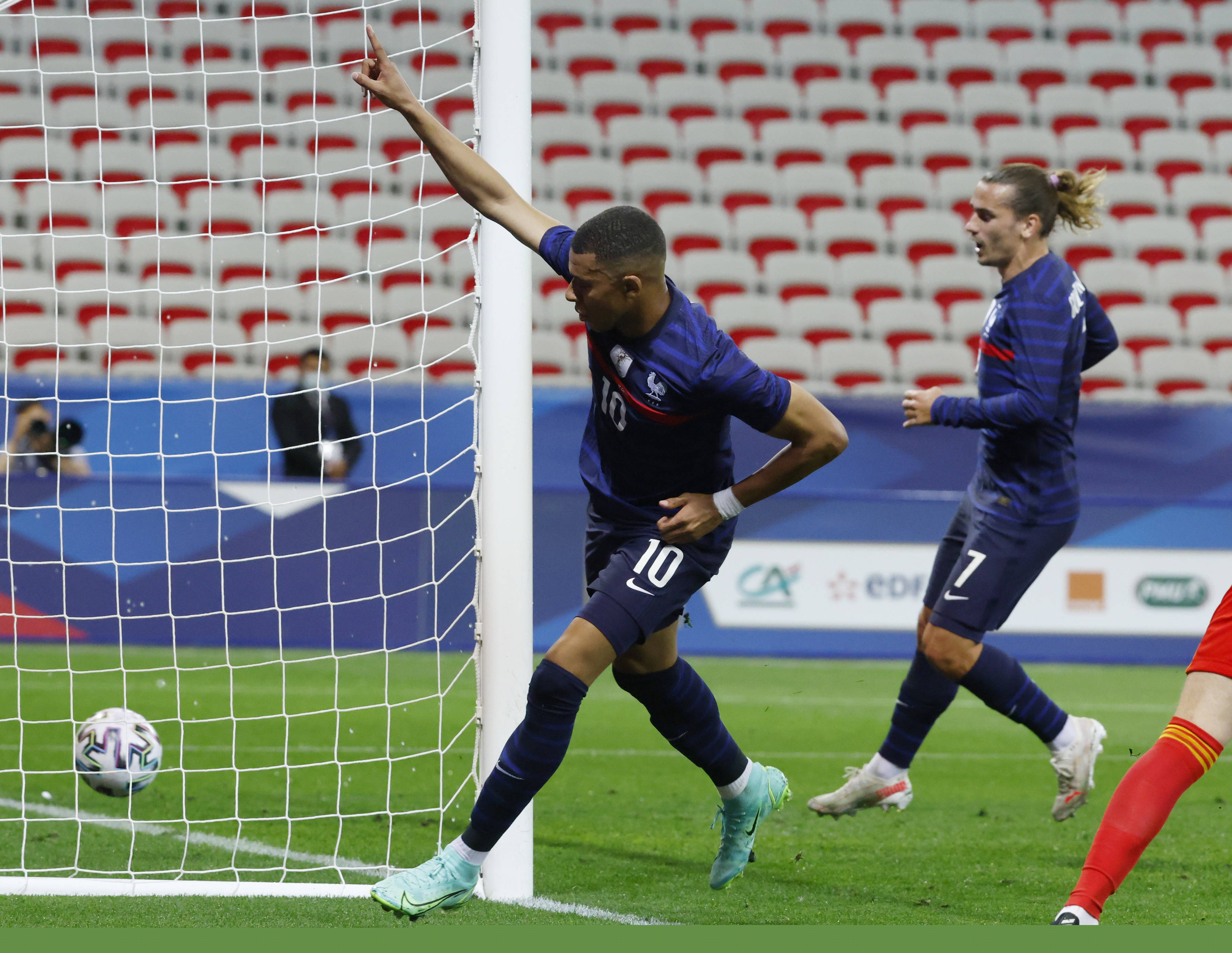 葡媒票选21世纪葡萄牙最佳：C罗、B费、若塔、菲戈均在列（葡媒评选21世纪葡萄牙最佳名单：C罗、B费、若塔、菲戈悉数入围）