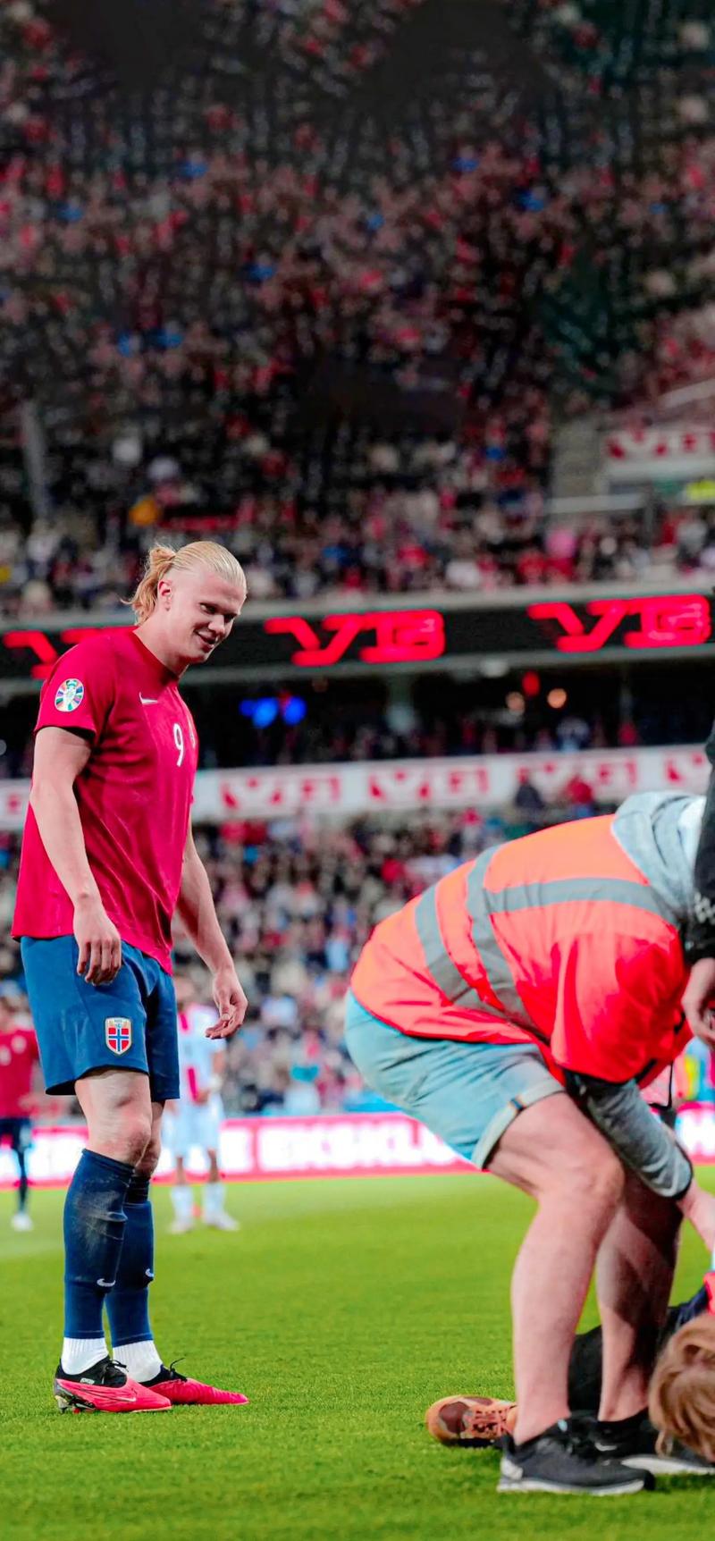 公务还是放松？纳赛尔出现在圣西罗现场观看米兰德比（公务还是休闲？纳赛尔现身圣西罗观战米兰德比）