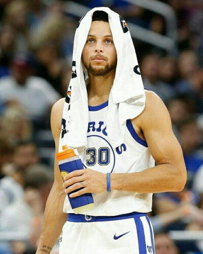 降维打击！麦基19投13中怒砍30分10篮板2盖帽（统治级发挥！麦基19投13中轰下30分10篮板2盖帽）