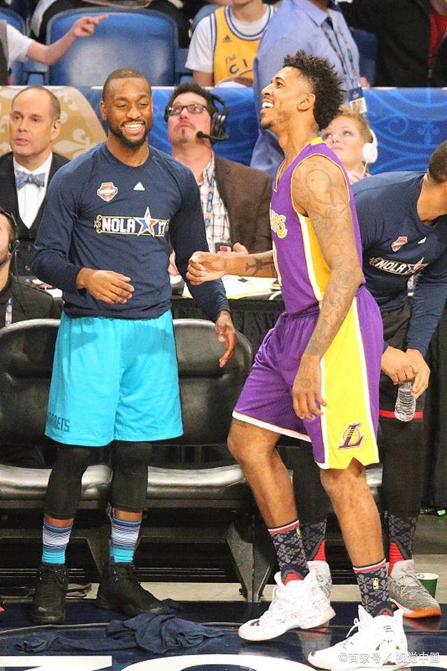 他带着伤坚持踢到最后（他忍痛作战踢到终场哨响）