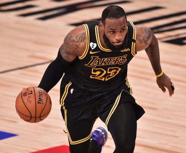 状态一般！郭艾伦8中3得到9分4板3助4失误（表现平平！郭艾伦8投3中拿下9分4篮板3助攻4次失误）