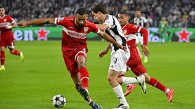 西班牙2026年世界杯球衣：红色底+海军蓝衣袖搭配红黄色条纹（西班牙队2026世界杯战袍：红底配海军蓝袖，红黄条纹点缀）