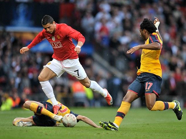 杜普兰蒂斯、特博戈两名巴黎奥运会金牌得主为摩纳哥vs巴黎开球（两位巴黎奥运金牌得主杜普兰蒂斯与特博戈为摩纳哥对阵巴黎比赛开球）