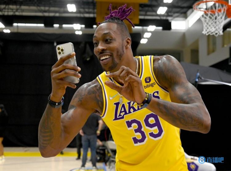 记者：邵佳一探班U22国足训练，与主帅安东尼奥相谈甚欢（记者：邵佳一探营U22国足训练，与主帅安东尼奥交流愉快）