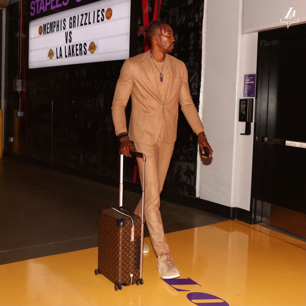 广东男篮防守稳固力克上海（稳健防守助广东男篮击败上海队）