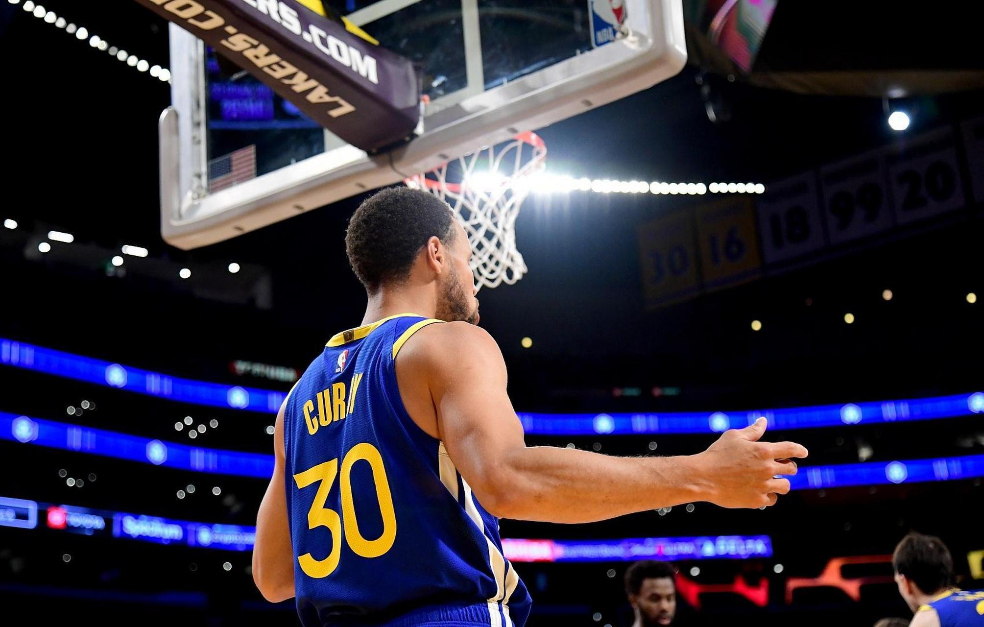 当选11月最佳球员，瓦尔迪是意甲首位获此殊荣的英格兰球员（瓦尔迪当选11月最佳，成意甲首位获此荣誉的英格兰球员）