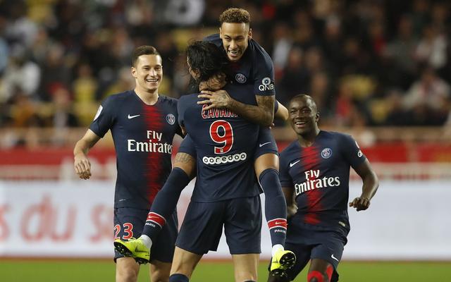 雷记：亚历山大假动作打成2+1，马刺球迷高呼“假摔王”（雷霆记者：亚历山大用假动作造犯规拿到2+1，马刺球迷齐喊“假摔之王”）