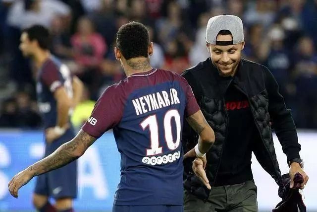 斯基拉：米兰和一些德甲俱乐部正在关注布鲁日前锋特雷索尔迪（据斯基拉透露，AC米兰与多支德甲球队正考察布鲁日前锋特雷索尔迪）